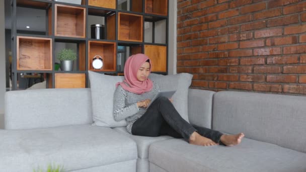 Žena relaxace v obývacím pokoji — Stock video