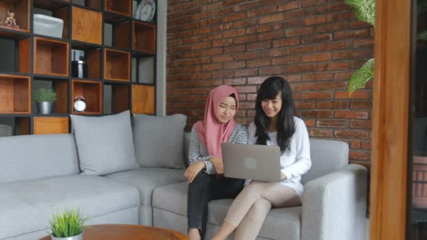 Dva asijské žena technologie koncept — Stock video