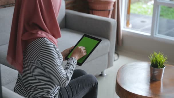 Азіатська жінка використовує планшет. зелений екран монітора — стокове відео