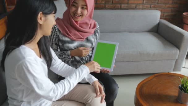 Wanita asia menggunakan tablet. layar monitor hijau — Stok Video