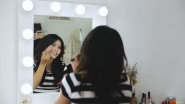Moda Yaşam Tarzı Portresi, Makyaj yapan kadın