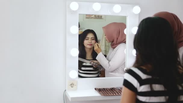 Mode Lifestyle Portret. vrouw die make-up aanbrengt — Stockvideo