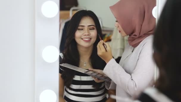 Asiatin schminkt sich — Stockvideo