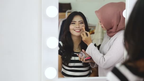 (Inggris) Portrait Gaya Hidup Mode. wanita menerapkan make up — Stok Video