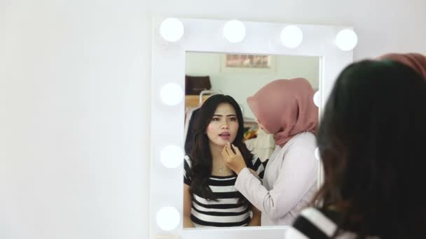 Retrato de estilo de vida de moda. mujer aplicando maquillaje — Vídeo de stock
