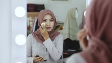 Moda Yaşam Tarzı Portresi, Makyaj yapan kadın