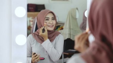 Moda Yaşam Tarzı Portresi, Makyaj yapan kadın