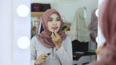 Moda Yaşam Tarzı Portresi, Makyaj yapan kadın