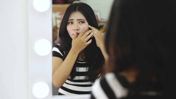 Mulher à procura de acne no rosto — Vídeo de Stock