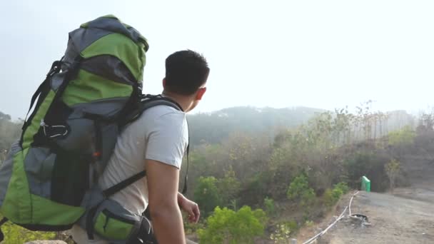 Glücklicher asiatischer Rucksack in der Natur — Stockvideo