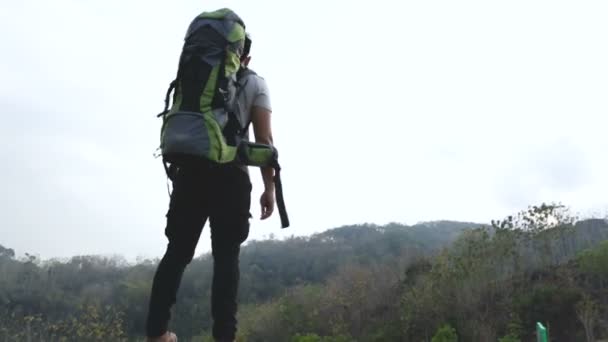 Feliz mochila asiática en la naturaleza — Vídeos de Stock