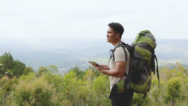 Счастливый азиатский рюкзак в природе — стоковое видео
