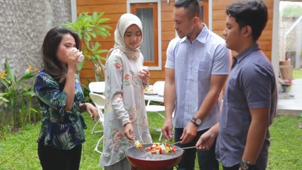 Asian people barbecue with friends — Stock Video
