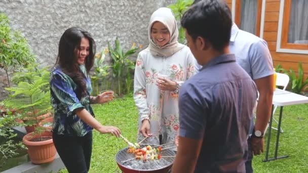 Barbecue with friends — Stock Video