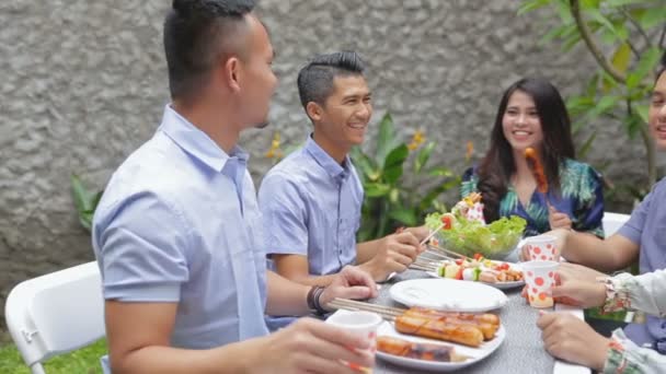 Amigos almorzando juntos — Vídeos de Stock