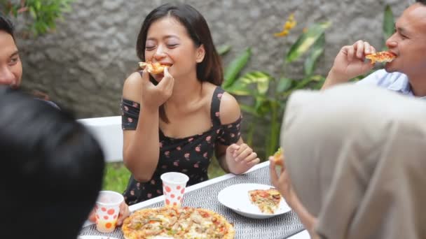 Vrienden die samen lunchen — Stockvideo