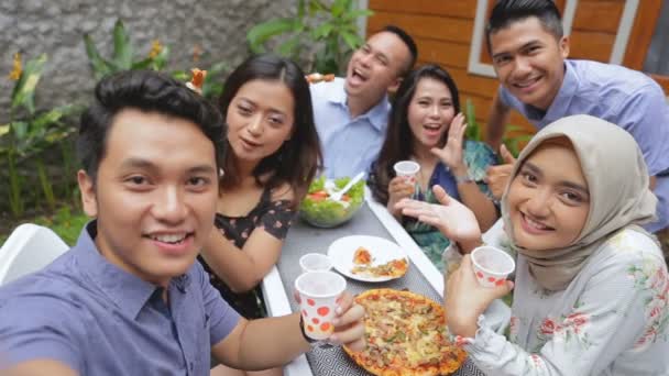 Vrienden barbecue bij buiten en selfie samen — Stockvideo