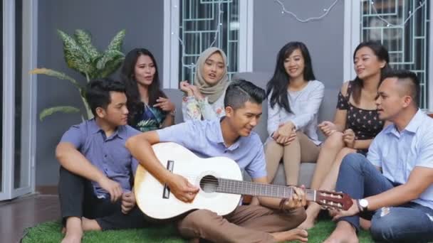 Junge glückliche Freunde singen zusammen — Stockvideo