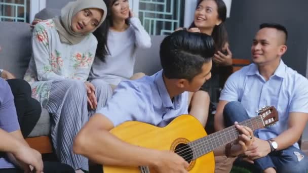 Azji ludzie szczęśliwy śpiewać razem — Wideo stockowe