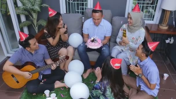 Přátelé si užívají oslavu narozenin a společně zpívají — Stock video