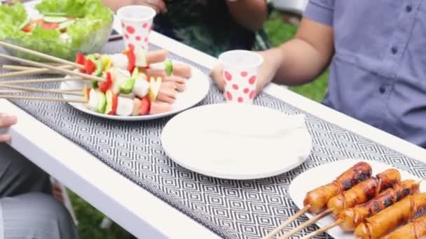 Amigos desayunando en el jardín — Vídeos de Stock