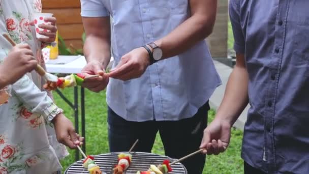 Gente asiática barbacoa con amigos — Vídeos de Stock