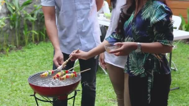 亚洲人和朋友烧烤 — 图库视频影像