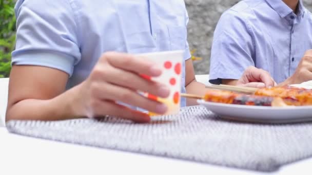 Przyjaciele delektujący się posiłkiem na podwórku i zdrowie — Wideo stockowe