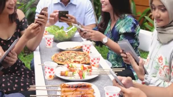 İnsanlar diğerlerini görmezden gelerek kendi akıllı telefonlarına odaklanırlar. — Stok video