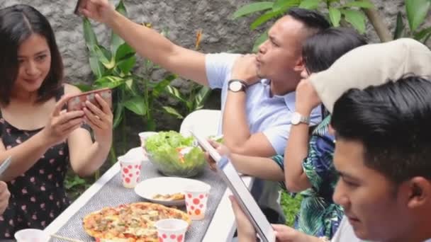 les gens se concentrent sur leur propre smartphone en ignorant les autres 