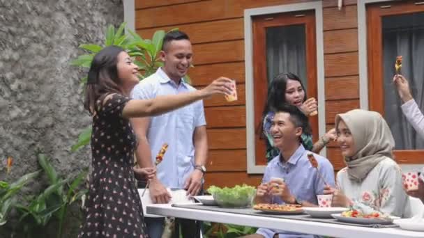 Jóvenes amigos felices cantando y bailando juntos — Vídeos de Stock