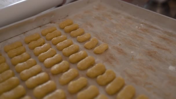 Gâteau kaasstengels. gros plan de la fabrication de boulangerie — Video