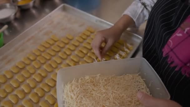 Gâteau kaasstengels. gros plan de la fabrication de boulangerie — Video