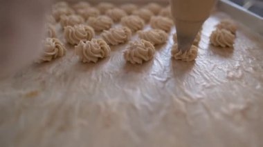 Dükkanda fırın pişiyor.