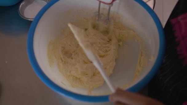 Mescolando la farina di pasta per fare una torta — Video Stock