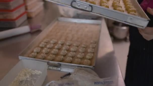 Nastar cake on a tray — Stock Video