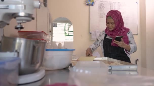 Donna nel suo laboratorio cuocere qualche torta — Video Stock