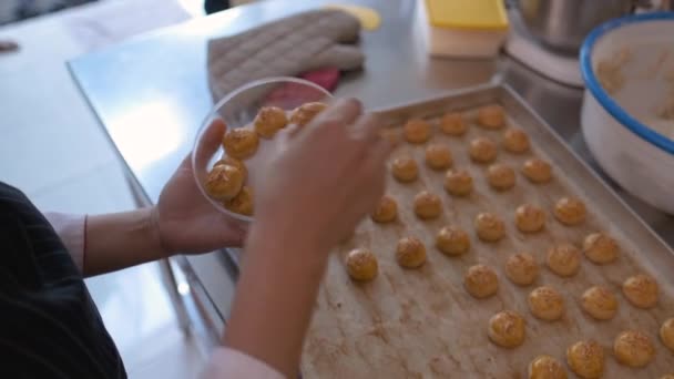 纳星菠萝馅饼蛋糕制作 — 图库视频影像