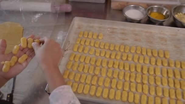 Pastel de Kasstengels. primer plano de fabricación de panadería — Vídeos de Stock