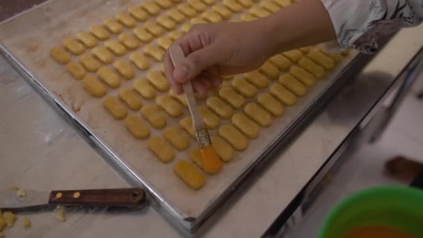 Kaasstengels cake. close up of bakery making — Stock Video