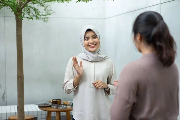 Verschleierte Mädchen mit einladenden Handgesten — Stockfoto