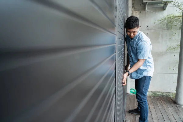 Dono da loja está abrindo a porta — Fotografia de Stock