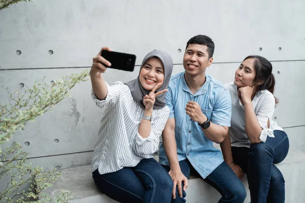 Bersenang-senang dengan teman-teman — Stok Foto