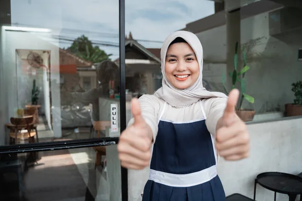 Cafe veiled waitress standing with thumbs up — Stock Photo, Image