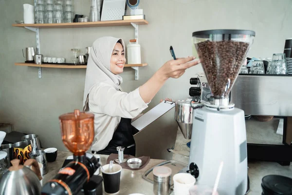 Garçom fêmea detém um café máquina — Fotografia de Stock