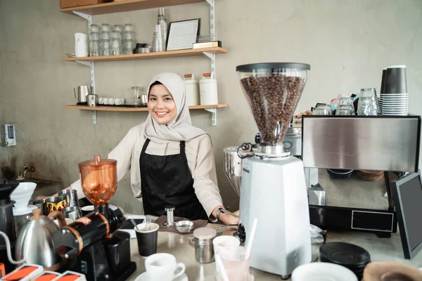 Zahalený barista se usmívá, když drží šálek kávy — Stock fotografie