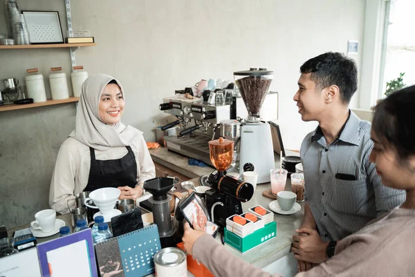 Barista, müşteriye kahve yap. — Stok fotoğraf