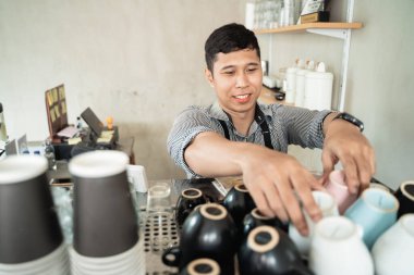 Garson rafta bardakları hazırla.