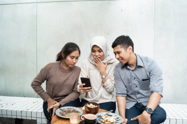 Akıllı telefon kullanan üç arkadaş grubu