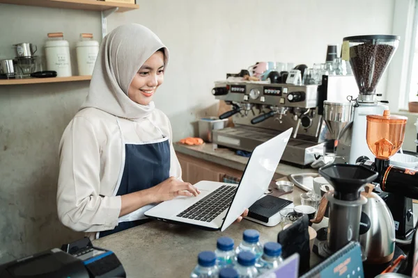 Proprietário do café hijab mulheres usam laptop — Fotografia de Stock